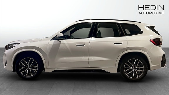 BMW iX1 6 of 9