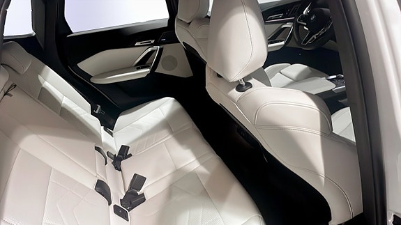BMW iX1 5 of 9