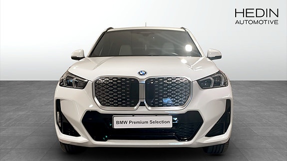 BMW iX1 8 of 9