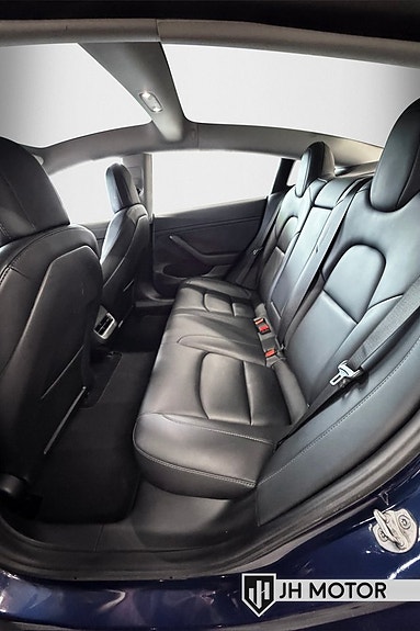 Tesla Model 3 16 of 21