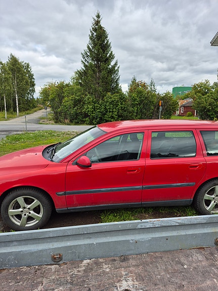 Volvo V70 2 of 6