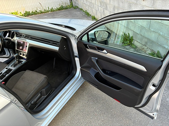 Volkswagen Passat 12 of 18