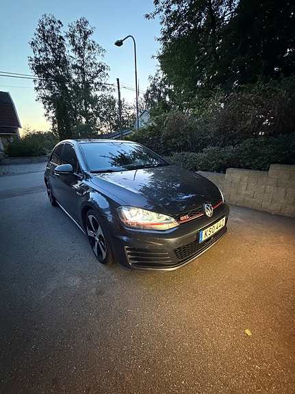 Volkswagen Golf VII 2 of 18