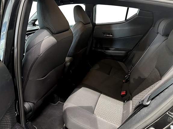 Toyota C-HR 13 of 16