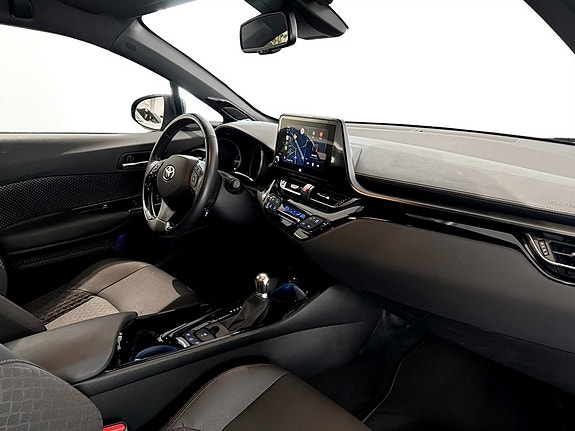 Toyota C-HR 12 of 16
