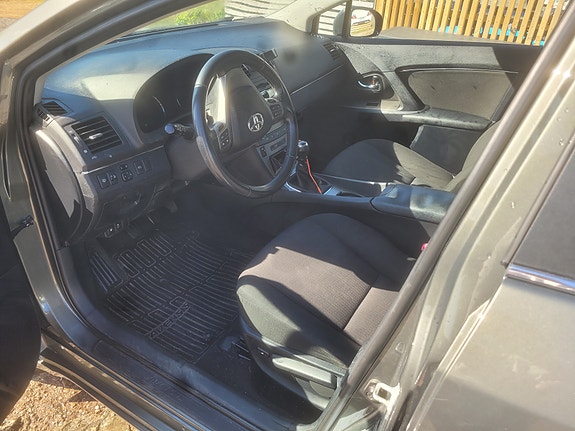 Toyota Avensis 4 of 4