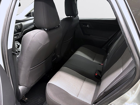 Toyota Auris 8 of 13