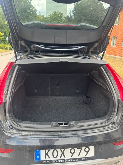 Volvo V40 Cross Country 2 of 5