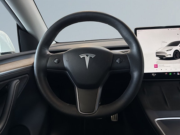 Tesla Model Y 9 of 20