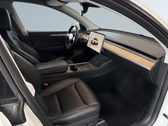 Tesla Model Y 10 of 20