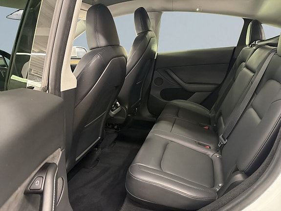 Tesla Model Y 13 of 20