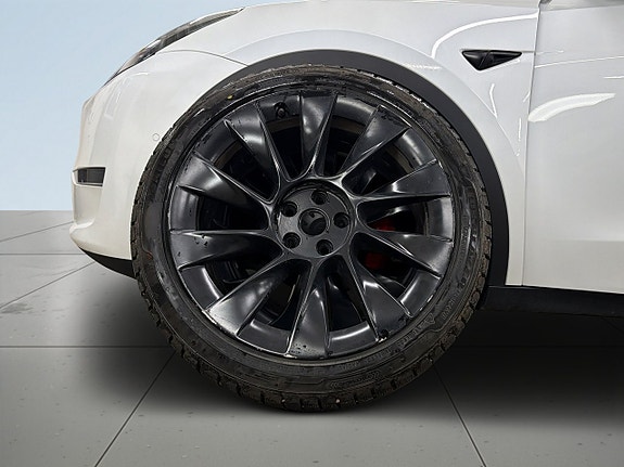 Tesla Model Y 14 of 20