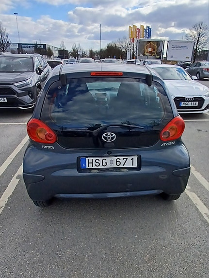 Toyota Aygo 2 of 9