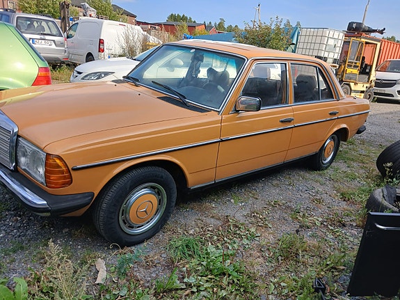 Mercedes-Benz 200 2 of 9
