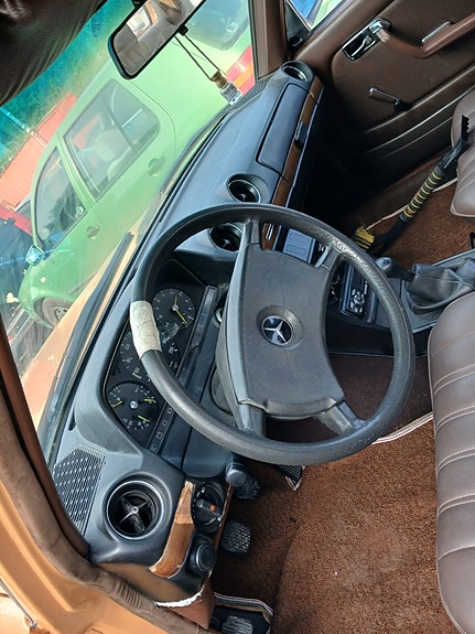 Mercedes-Benz 200 4 of 9