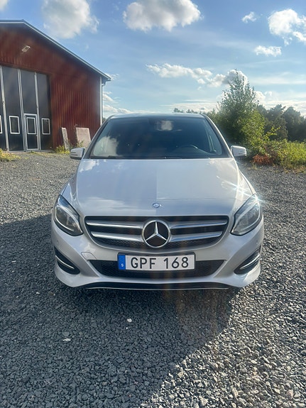 Mercedes-Benz B200 2 of 10