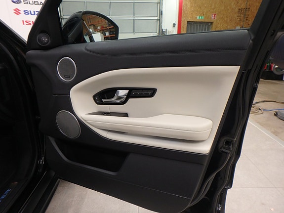 Land Rover Range Rover Evoque 27 of 29