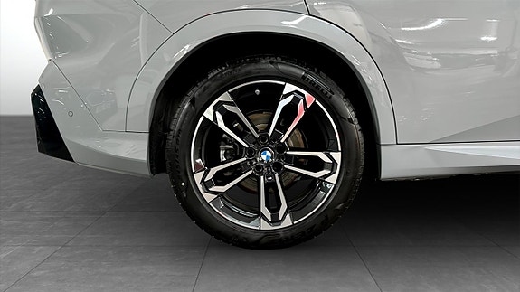 BMW iX2 9 of 12