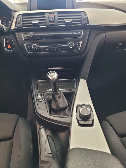 BMW 318d 15 of 16
