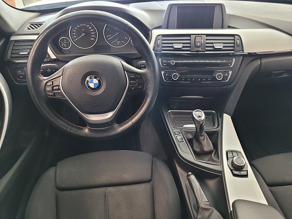 BMW 318d 14 of 16