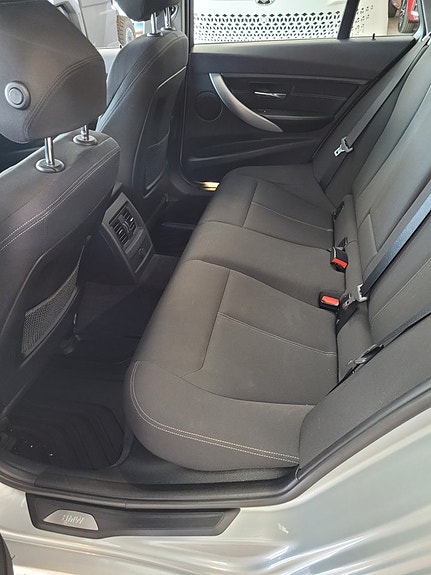 BMW 318d 8 of 16