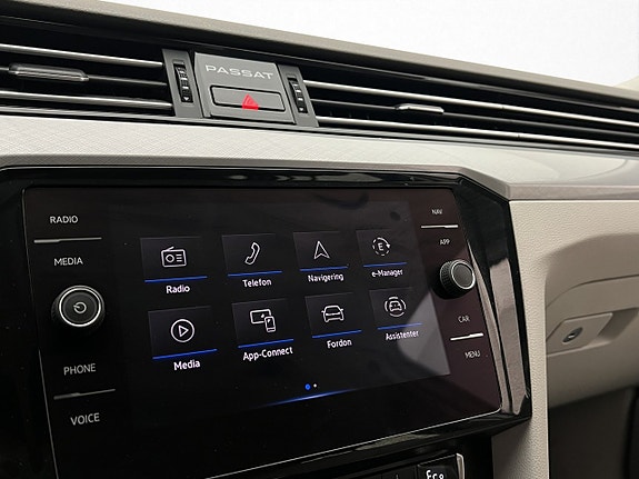 Volkswagen Passat 16 of 30