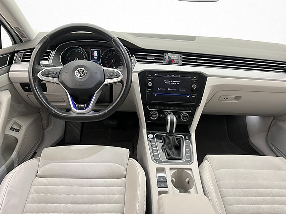 Volkswagen Passat 12 of 30
