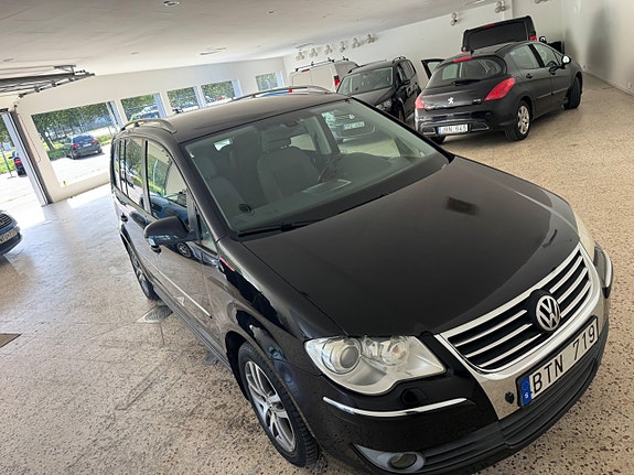 Volkswagen Touran 2 of 7