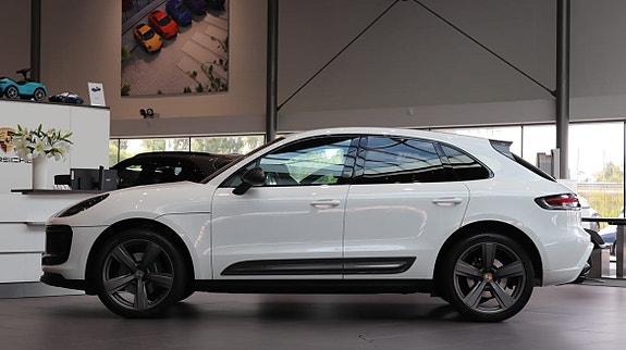 Porsche Macan 4 of 12