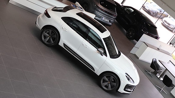 Porsche Macan 5 of 12