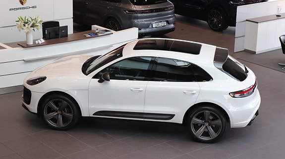 Porsche Macan 8 of 12
