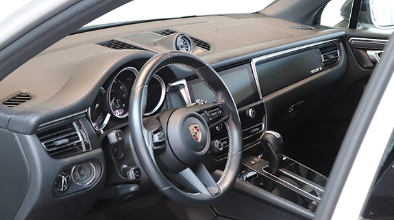 Porsche Macan 10 of 12