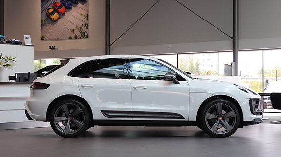 Porsche Macan 3 of 12