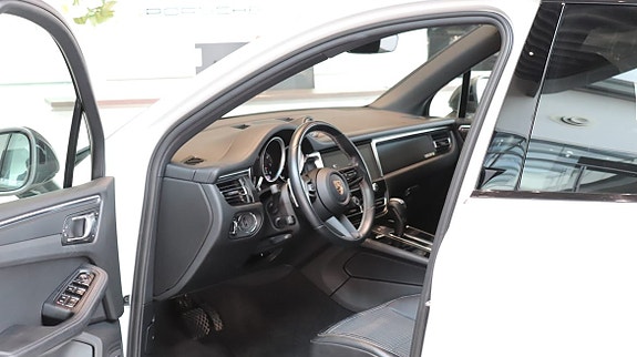 Porsche Macan 11 of 12