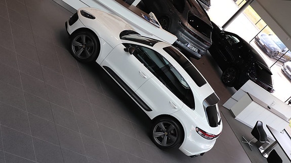 Porsche Macan 6 of 12