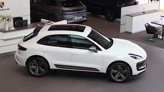 Porsche Macan 7 of 12