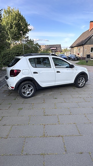 Dacia Sandero Stepway 2 of 9