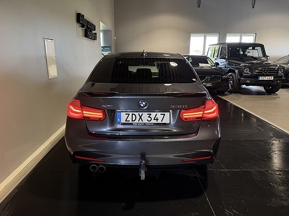 BMW 330i 9 of 30