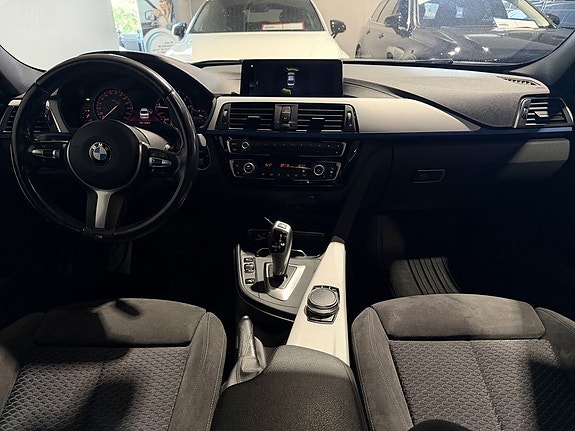 BMW 330i 16 of 30