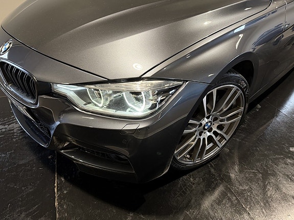 BMW 330i 11 of 30