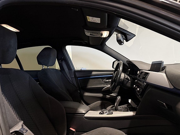 BMW 330i 17 of 30