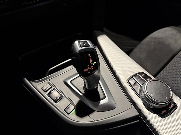 BMW 330i 26 of 30