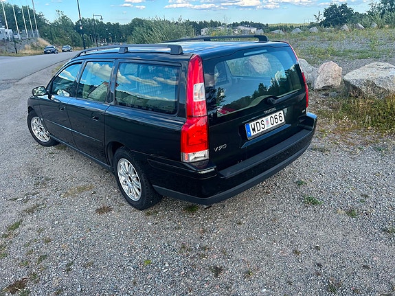 Volvo V70 3 of 5