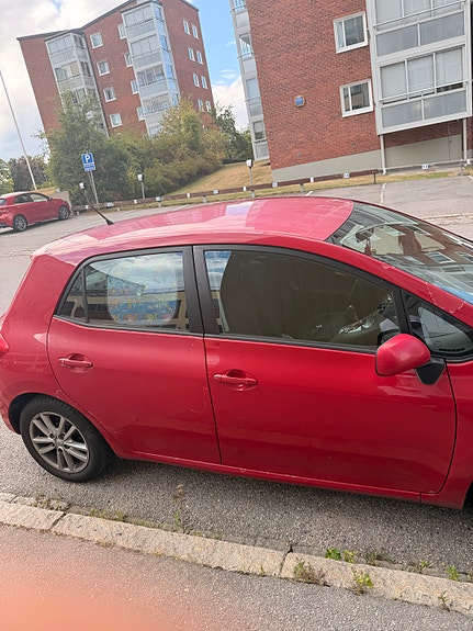 Toyota Auris 2 of 6