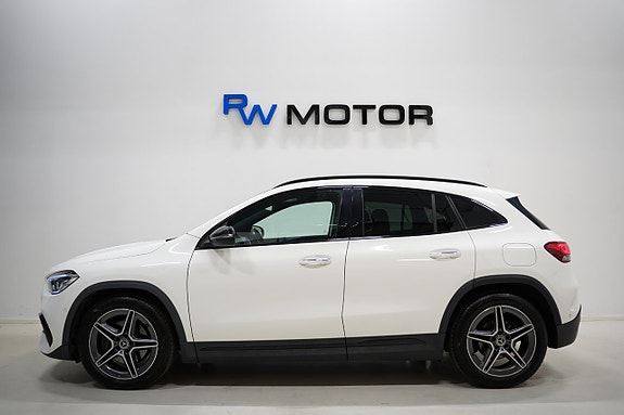Mercedes-Benz GLA200 3 of 23