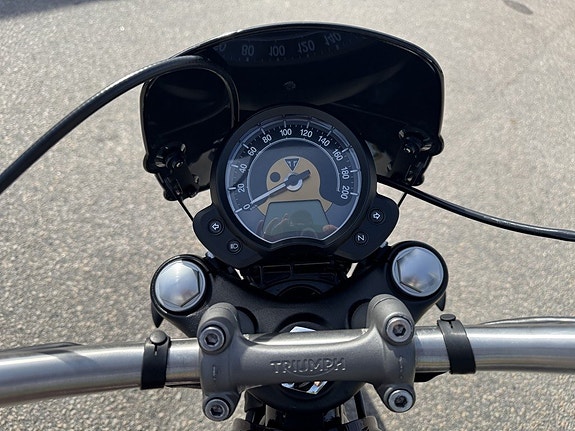 Triumph Bonneville Bobber 9 of 11