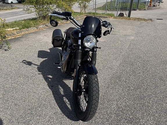 Triumph Bonneville Bobber 5 of 11