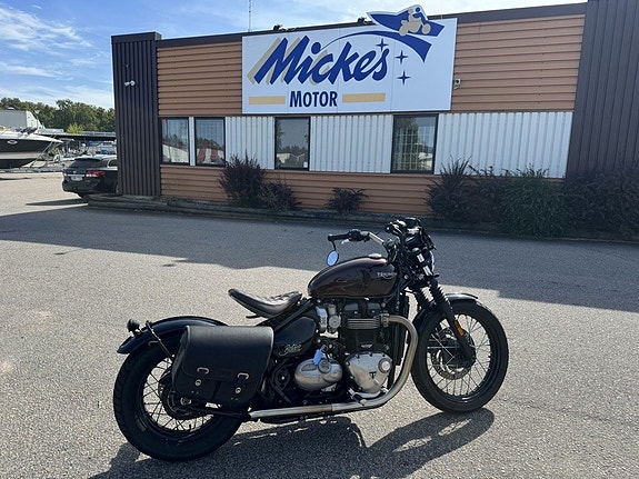 Triumph Bonneville Bobber 2 of 11