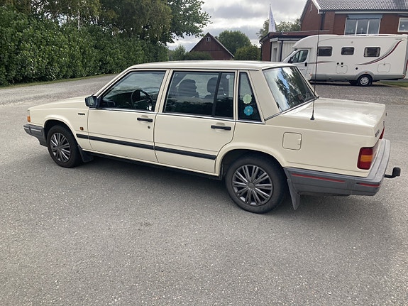 Volvo 740 2 of 10