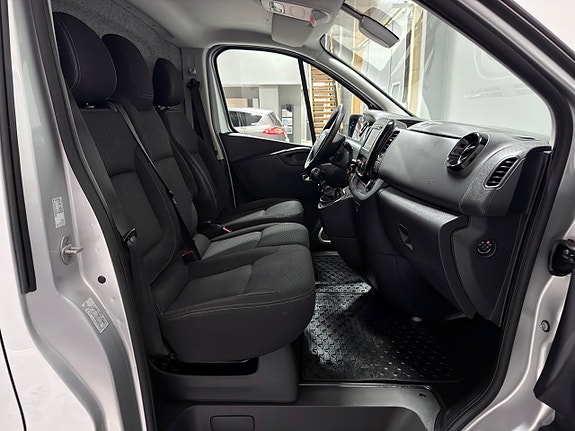 Opel Vivaro 25 of 28